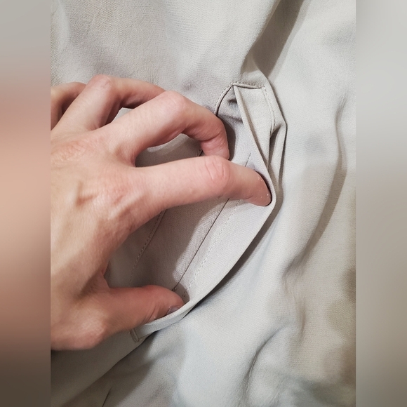 NWOT Aritzia Babaton Gilroy Blouson Bomber Crepe Jacket. Light Greyish Tan. L. - Picture 9 of 10